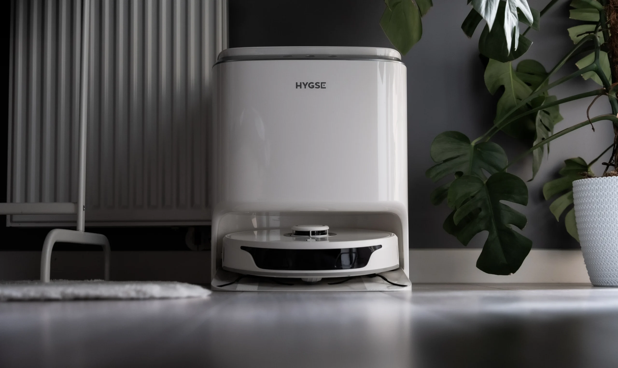 Robot sprzątający HYGSE Smart2 ze stacją dokującą we wnętrzu